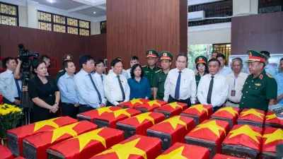 Chủ tịch Quốc hội dâng hương tưởng niệm liệt sĩ tại TP.HCM