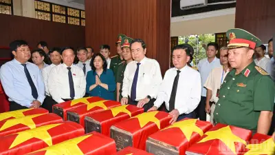 Chủ tịch Quốc hội dâng hương tri ân liệt sĩ tại Công viên Lê Thị Riêng