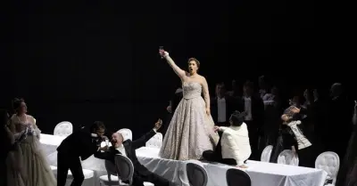 Chiếc đèn chùm kỷ lục trong vở diễn La Traviata
