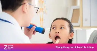 Chăm sóc trẻ viêm họng cấp tại nhà: Tránh nhầm lẫn tai hại với kháng sinh