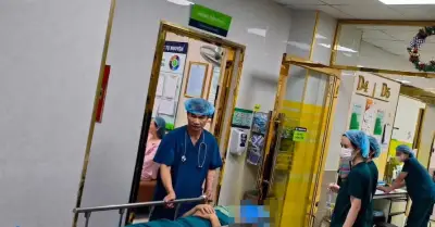 Chồng vào phòng đẻ động viên vợ, bất ngờ ngất xỉu khi con cất tiếng khóc