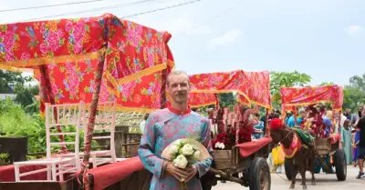 Chuyện tình 6 năm: Chú rể Pháp dùng xe ngựa rước dâu về nhà