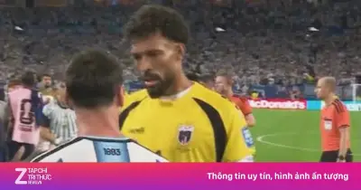 Cái ôm cảm động giữa Messi và Vozinha gây bão mạng xã hội