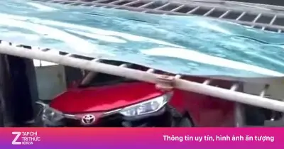 Clip người lái ôtô đâm loạn xạ xe máy ở quán karaoke Nghệ An gây xôn xao