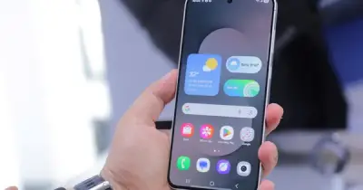 Cầm điện thoại nhiều có gây biến dạng ngón út? Chuyên gia nói gì?