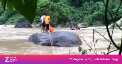 Căng dây cứu sống 3 người dân mắc kẹt giữa lũ ở Lai Châu