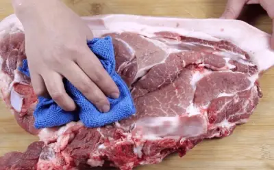 Cảnh giác với khăn người bán thịt thường dùng phủ lên thịt heo