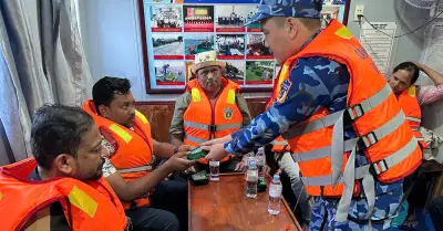 Cảnh sát biển đưa 70 du khách mắc kẹt vào bờ sau vụ lật ca nô 15 người tử vong