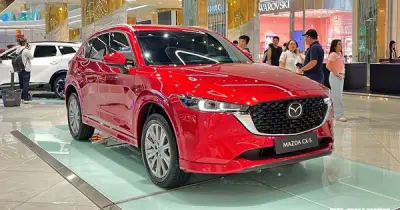 Crossover cỡ trung: Mazda CX-5 vẫn dẫn đầu, VinFast VF 7 bám sát