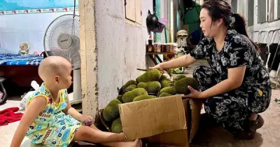 Cậu bé 9 tuổi bị u não tập đi lại: Mẹ bán trái cây kiếm tiền chữa bệnh