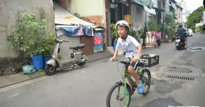 Cậu bé 9 tuổi rao bán trứng bằng thơ ở TP.HCM khiến cả xóm mê