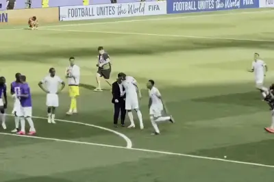 Cầu thủ Pháp chờ Mbappe ra hiệu ăn mừng gây cười