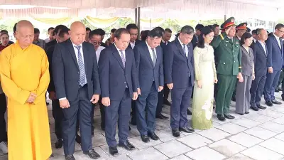 Dâng hương tưởng niệm các Anh hùng liệt sĩ tại Lào nhân ngày 27/7