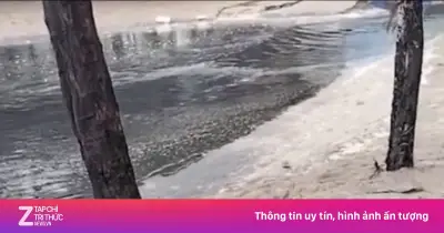 Dòng nước thải đen ngòm lại đổ ra biển Sầm Sơn, chính quyền khắc phục