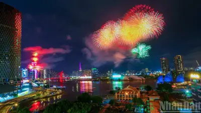 Dòng người đổ về trung tâm TP.HCM xem pháo hoa kỷ niệm 50 năm thành phố mang tên Bác