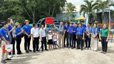 Du học sinh châu Âu tham gia Mùa hè xanh tại đảo Thạnh An