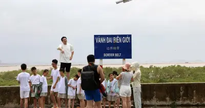 Du khách đổ về Trà Cổ nhặt ốc điếu sau bão số 1