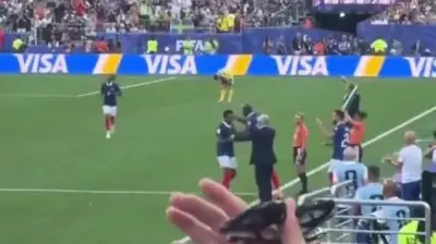 Fancam ghi cảnh HLV Deschamps cúi chào khi Mbappe rời sân