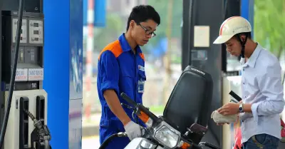 Giá dầu thế giới giảm nhẹ, trong nước tăng mạnh từ chiều 30/7