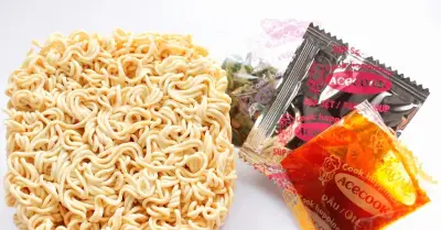 Gói súp, dầu, rau thịt sấy trong mì ăn liền có thực sự an toàn?