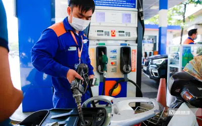Giá xăng giảm mạnh, E5 RON92 xuống dưới 20.000 đồng/lít