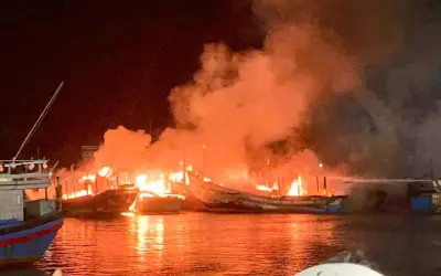 Gia Lai: Cháy lớn tại cảng cá Tam Quan, 4 tàu cá bị thiêu rụi hoàn toàn