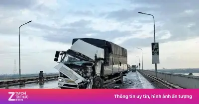 Giải cứu hai tài xế mắc kẹt sau va chạm đầu nhau trên cầu Thăng Long