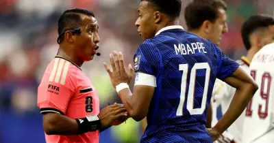 Giám đốc trọng tài FIFA Collina bảo vệ trọng tài Ivan Barton sau chỉ trích của Deschamps