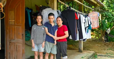 Gần 20 năm chăm hai con khuyết tật, cha mẹ già chỉ mong các con không bỏ vợ
