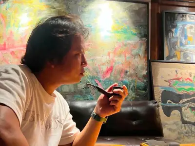 Họa sĩ Tuấn 'cá' kể chuyện 'lên giời' qua triển lãm 'Đi bộ lên giời'