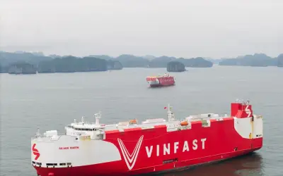 Hai tàu chuyên dụng chở hàng nghìn xe VinFast ra thế giới