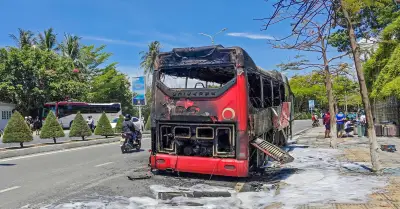 Hiện trường xe khách cháy, đồ đạc hành lý của khách bị hư hỏng hoàn toàn