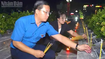 Hơn 15.000 đoàn viên thanh niên thắp nến tri ân các Anh hùng liệt sĩ