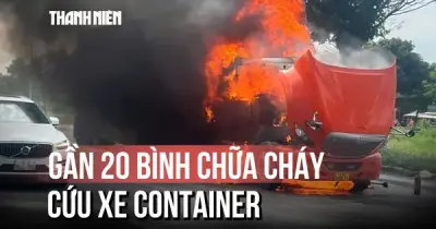 Hàng chục người dùng 20 bình chữa cháy dập lửa xe container ở TP.HCM