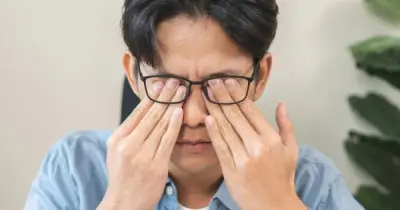 Hàng nghìn con rận ký sinh trên mi mắt người đàn ông Trung Quốc