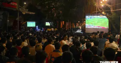 Hàng ngàn người TP.HCM thức trắng xem chung kết World Cup, vỡ òa khi Tây Ban Nha vô địch