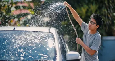 Hàng triệu tài xế Anh bị phạt nếu rửa xe tại nhà từ vòi nước máy