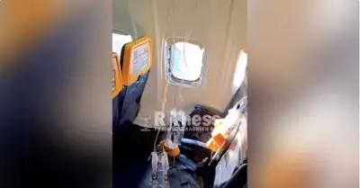 Hành khách bị hút nửa người khỏi máy bay vì cửa sổ bung giữa trời