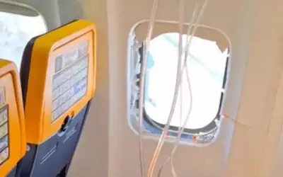 Hành khách suýt bị hút ra khỏi máy bay Ryanair do cửa sổ bung