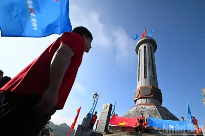 Hành trình 'Tôi yêu Tổ quốc tôi' chặng 3: Chào cờ tại Lũng Cú, trao quà vùng biên