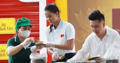Á hậu Hương Ly tài trợ học phí cho bé gái 12 tuổi có mẹ bệnh nặng