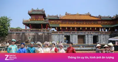 Huế yêu cầu du khách không mặc váy ngắn, áo hở vai khi tham quan di tích