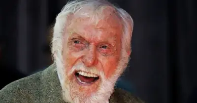 Huyền thoại 100 tuổi Dick Van Dyke tiết lộ bí quyết sống khỏe đơn giản