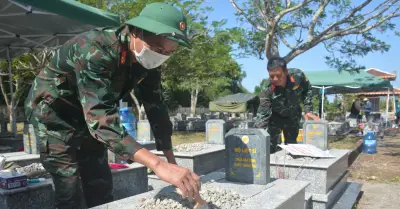 Đội nắng như đổ lửa, bộ đội miệt mài lấy mẫu ADN xác định danh tính liệt sĩ