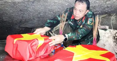 Đại tá Trần Hữu Ích chỉ đạo tìm kiếm liệt sĩ tại hang Đá Sập