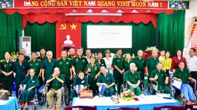 Đại tá Đỗ Vĩnh Thăng thăm và tặng quà thương binh tại Trung tâm Long Đất