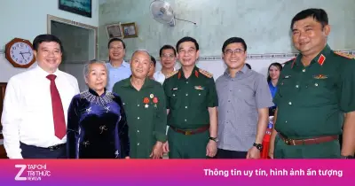 Đại tướng Phan Văn Giang thăm tặng quà gia đình chính sách tại Lâm Đồng
