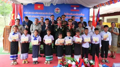 Đại tướng Phan Văn Giang thăm trường tiểu học Thongnamun, tặng 100 suất học bổng