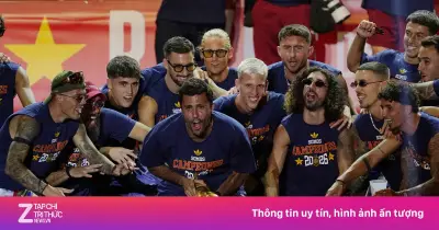 Đội tuyển Tây Ban Nha về nước trong biển người chào đón