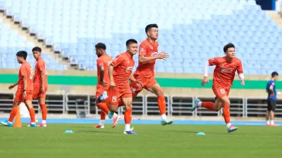 Đội tuyển Việt Nam tập luyện sôi nổi, trung vệ trẻ Quang Kiệt gây ấn tượng